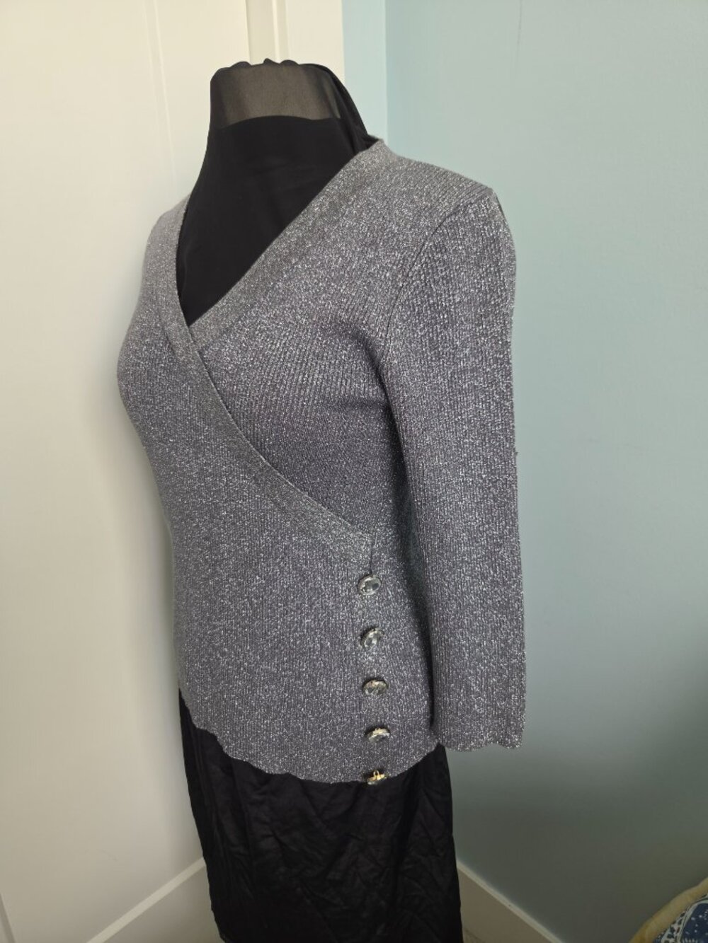 CABLE & GAUGE METALLIC AND GRAY SILK KNIT V NECK, SIZE M-L, 3/4 SLEEVE. - Picture 2 of 7